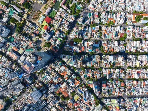 Nha Trang 'ın kıyı kenti yukarıdan güzel bir kıyı şeridi gibi görünüyor. Burası Vietnam 'ın ortasında dinlenmek isteyen bir şehir.