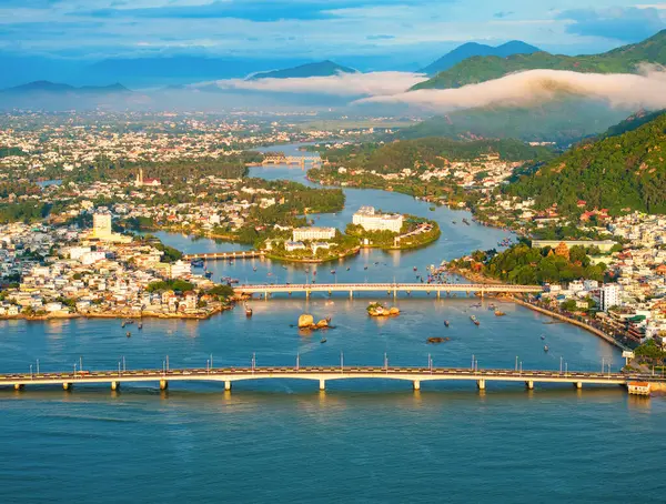Nha Trang 'ın kıyı kenti yukarıdan güzel bir kıyı şeridi gibi görünüyor. Burası Vietnam 'ın ortasında dinlenmek isteyen bir şehir.
