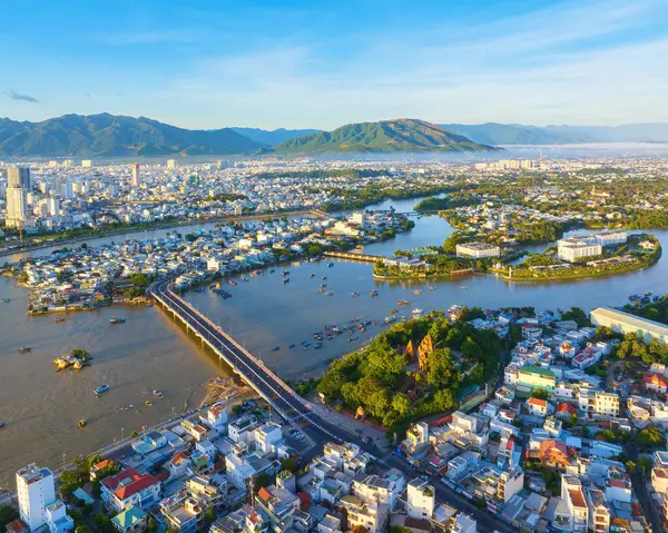 Nha Trang 'ın kıyı kenti yukarıdan güzel bir kıyı şeridi gibi görünüyor. Burası Vietnam 'ın ortasında dinlenmek isteyen bir şehir.