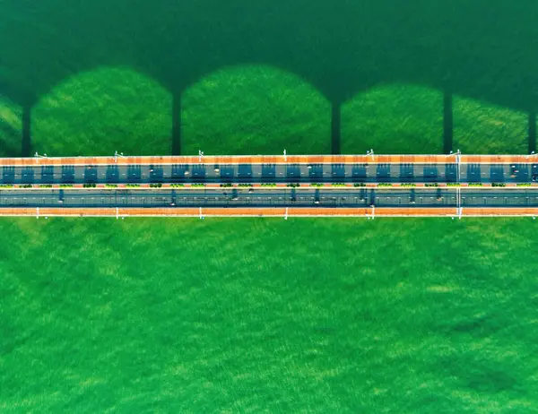 Nha Trang 'ın kıyı kenti yukarıdan güzel bir kıyı şeridi gibi görünüyor. Burası Vietnam 'ın ortasında dinlenmek isteyen bir şehir.
