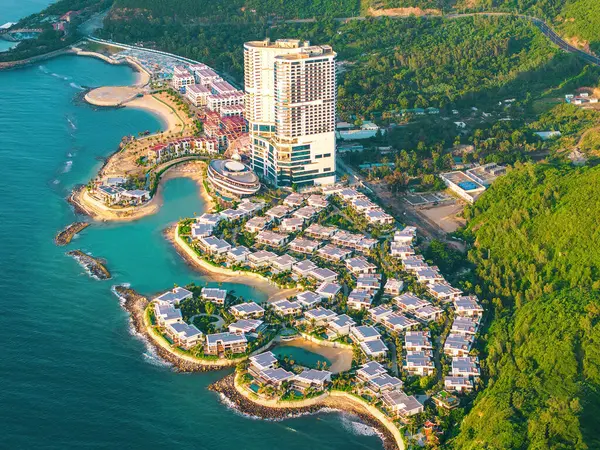 Nha Trang 'ın kıyı kenti yukarıdan güzel bir kıyı şeridi gibi görünüyor. Burası Vietnam 'ın ortasında dinlenmek isteyen bir şehir.