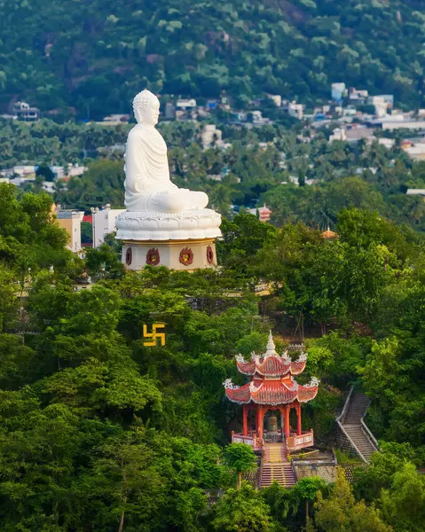 Nha Trang 'ın kıyı kenti yukarıdan güzel bir kıyı şeridi gibi görünüyor. Burası Vietnam 'ın ortasında dinlenmek isteyen bir şehir.