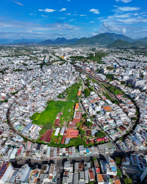 Прибрежный город Нячанг виден сверху, красивая береговая линия. Это город для отдыха в центральном Вьетнаме