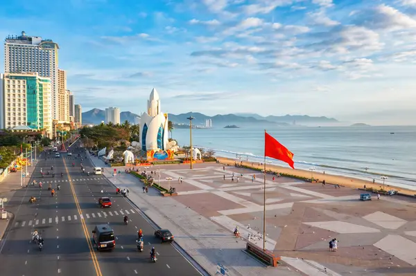 Nha Trang 'ın kıyı kenti yukarıdan güzel bir kıyı şeridi gibi görünüyor. Burası Vietnam 'ın ortasında dinlenmek isteyen bir şehir.