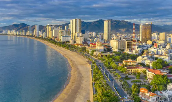 Nha Trang 'ın kıyı kenti yukarıdan güzel bir kıyı şeridi gibi görünüyor. Burası Vietnam 'ın ortasında dinlenmek isteyen bir şehir.