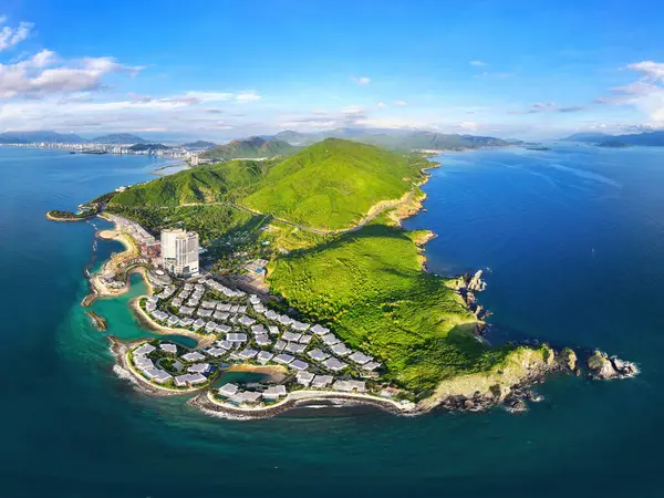 Nha Trang 'ın kıyı kenti yukarıdan güzel bir kıyı şeridi gibi görünüyor. Burası Vietnam 'ın ortasında dinlenmek isteyen bir şehir.