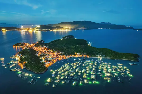 Nha Trang 'ın kıyı kenti yukarıdan güzel bir kıyı şeridi gibi görünüyor. Burası Vietnam 'ın ortasında dinlenmek isteyen bir şehir.