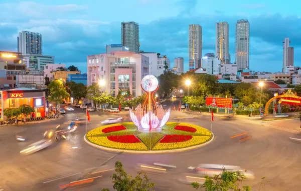Nha Trang 'ın kıyı kenti yukarıdan güzel bir kıyı şeridi gibi görünüyor. Burası Vietnam 'ın ortasında dinlenmek isteyen bir şehir.