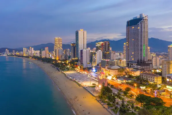 Nha Trang 'ın kıyı kenti yukarıdan güzel bir kıyı şeridi gibi görünüyor. Burası Vietnam 'ın ortasında dinlenmek isteyen bir şehir.