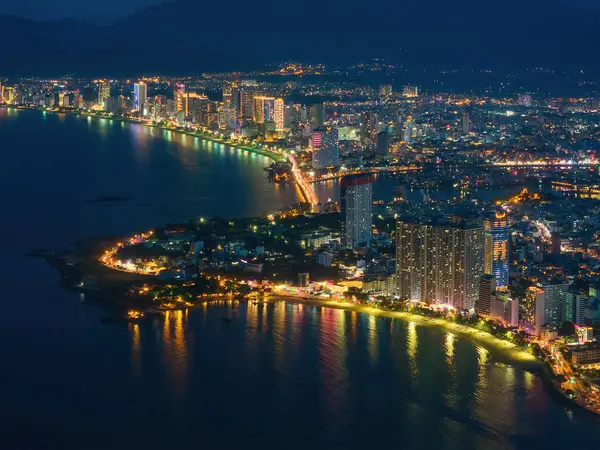 Nha Trang 'ın kıyı kenti yukarıdan güzel bir kıyı şeridi gibi görünüyor. Burası Vietnam 'ın ortasında dinlenmek isteyen bir şehir.
