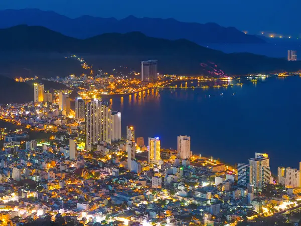 Nha Trang 'ın kıyı kenti yukarıdan güzel bir kıyı şeridi gibi görünüyor. Burası Vietnam 'ın ortasında dinlenmek isteyen bir şehir.