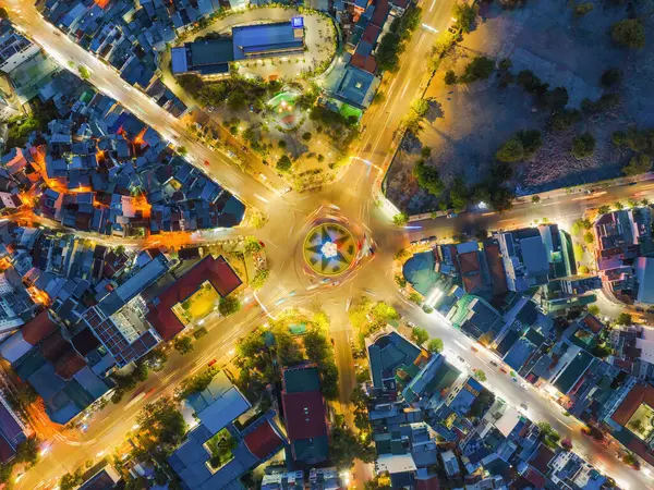 Nha Trang 'ın kıyı kenti yukarıdan güzel bir kıyı şeridi gibi görünüyor. Burası Vietnam 'ın ortasında dinlenmek isteyen bir şehir.