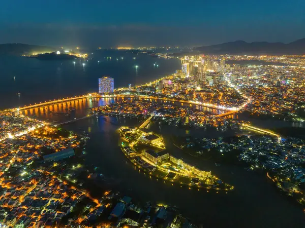 Nha Trang 'ın kıyı kenti yukarıdan güzel bir kıyı şeridi gibi görünüyor. Burası Vietnam 'ın ortasında dinlenmek isteyen bir şehir.