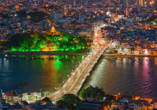 Nha Trang 'ın kıyı kenti yukarıdan güzel bir kıyı şeridi gibi görünüyor. Burası Vietnam 'ın ortasında dinlenmek isteyen bir şehir.