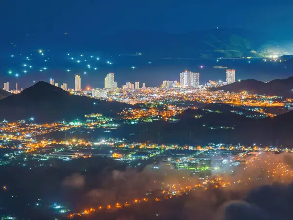 Nha Trang 'ın kıyı kenti yukarıdan güzel bir kıyı şeridi gibi görünüyor. Burası Vietnam 'ın ortasında dinlenmek isteyen bir şehir.