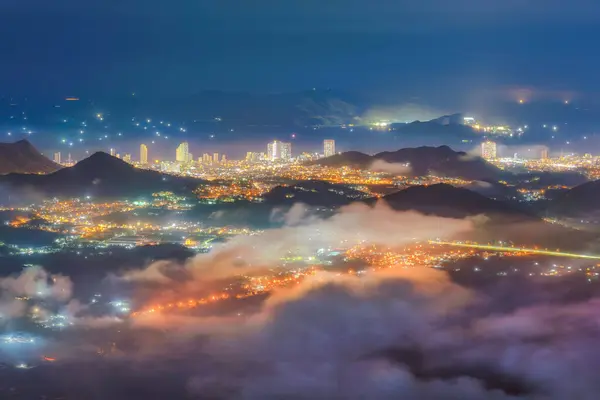 Nha Trang 'ın kıyı kenti yukarıdan güzel bir kıyı şeridi gibi görünüyor. Burası Vietnam 'ın ortasında dinlenmek isteyen bir şehir.