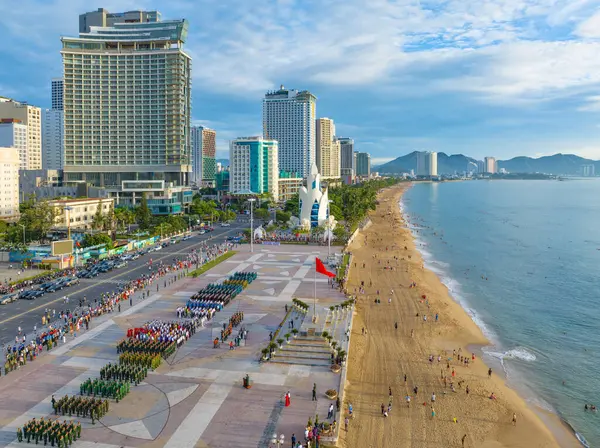 Nha Trang 'ın kıyı kenti yukarıdan güzel bir kıyı şeridi gibi görünüyor. Burası Vietnam 'ın ortasında dinlenmek isteyen bir şehir.