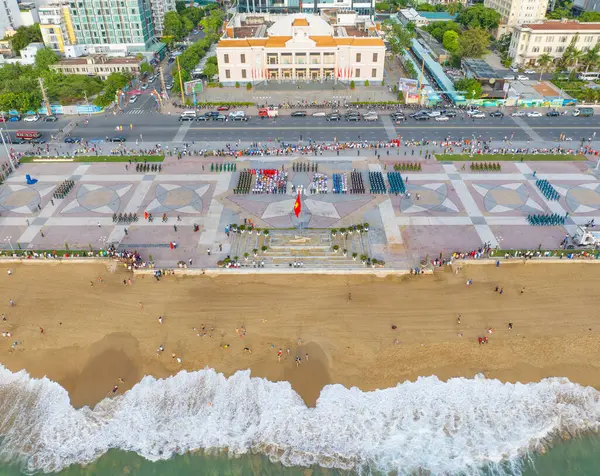 Nha Trang 'ın kıyı kenti yukarıdan güzel bir kıyı şeridi gibi görünüyor. Burası Vietnam 'ın ortasında dinlenmek isteyen bir şehir.