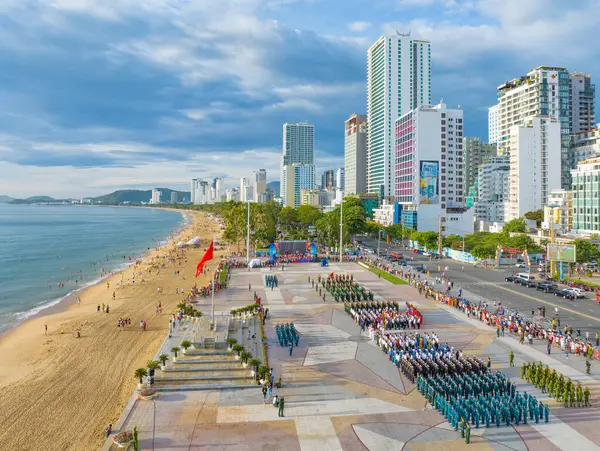 Nha Trang 'ın kıyı kenti yukarıdan güzel bir kıyı şeridi gibi görünüyor. Burası Vietnam 'ın ortasında dinlenmek isteyen bir şehir.