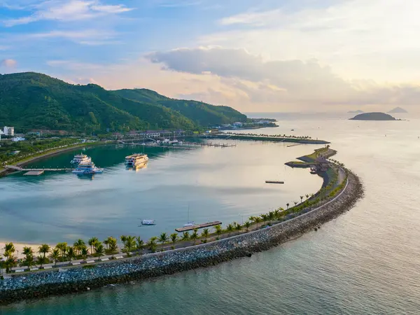 Nha Trang 'ın kıyı kenti yukarıdan güzel bir kıyı şeridi gibi görünüyor. Burası Vietnam 'ın ortasında dinlenmek isteyen bir şehir.