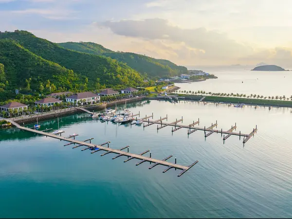 Nha Trang 'ın kıyı kenti yukarıdan güzel bir kıyı şeridi gibi görünüyor. Burası Vietnam 'ın ortasında dinlenmek isteyen bir şehir.