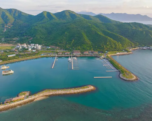 Nha Trang 'ın kıyı kenti yukarıdan güzel bir kıyı şeridi gibi görünüyor. Burası Vietnam 'ın ortasında dinlenmek isteyen bir şehir.