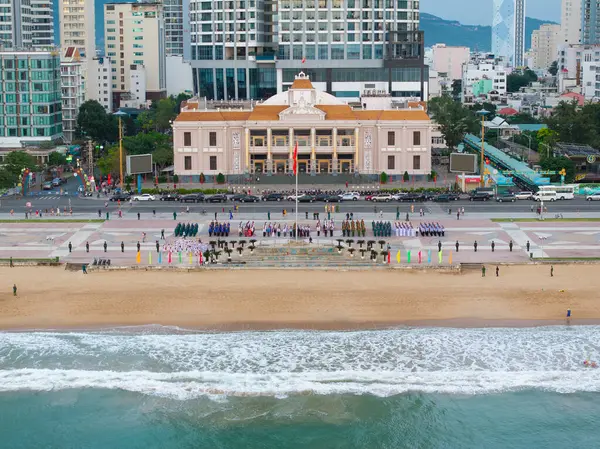 Nha Trang 'ın kıyı kenti yukarıdan güzel bir kıyı şeridi gibi görünüyor. Burası Vietnam 'ın ortasında dinlenmek isteyen bir şehir.