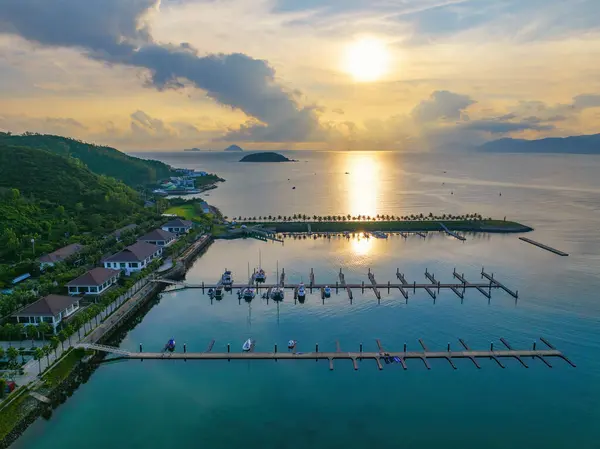 Nha Trang 'ın kıyı kenti yukarıdan güzel bir kıyı şeridi gibi görünüyor. Burası Vietnam 'ın ortasında dinlenmek isteyen bir şehir.