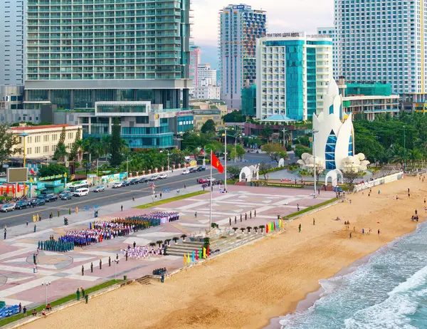 Nha Trang 'ın kıyı kenti yukarıdan güzel bir kıyı şeridi gibi görünüyor. Burası Vietnam 'ın ortasında dinlenmek isteyen bir şehir.