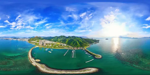 Nha Trang 'ın kıyı kenti yukarıdan güzel bir kıyı şeridi gibi görünüyor. Burası Vietnam 'ın ortasında dinlenmek isteyen bir şehir.