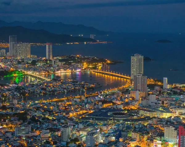 Nha Trang 'ın kıyı kenti yukarıdan güzel bir kıyı şeridi gibi görünüyor. Burası Vietnam 'ın ortasında dinlenmek isteyen bir şehir.