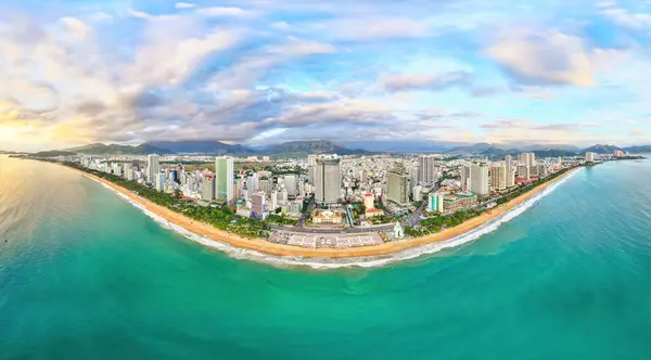 Nha Trang 'ın kıyı kenti yukarıdan güzel bir kıyı şeridi gibi görünüyor. Burası Vietnam 'ın ortasında dinlenmek isteyen bir şehir.