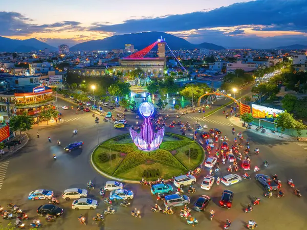 Nha Trang 'ın kıyı kenti yukarıdan güzel bir kıyı şeridi gibi görünüyor. Burası Vietnam 'ın ortasında dinlenmek isteyen bir şehir.