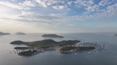 Sahil kenti Nha Trang sabah yukarıdan görüldü, güzel kıyı şeridi. Burası Vietnam 'ın ortasında dinlenmek isteyen bir şehir.