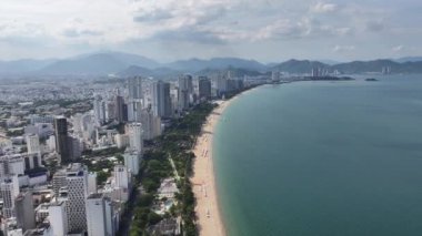 Kıyı kenti Nha Trang, güzel şehri ve temiz kumlu plajıyla öğleden sonra Nha Trang, Vietnam 'ı ziyaret etmek için turistleri cezbediyor.