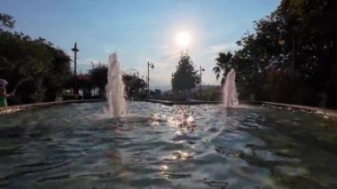 Antalya ve Akdeniz 'de gün batımına doğru giden tekneler