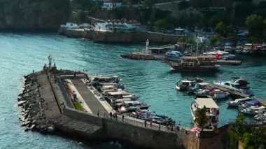 Antalya ve Akdeniz 'de gün batımına doğru giden tekneler