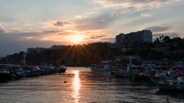 Antalya ve Akdeniz 'de gün batımına doğru giden tekneler