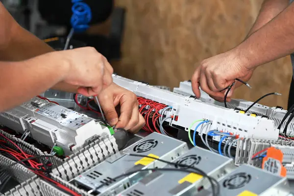 Elektrik işçisi elektrik panelini tamir ediyor.