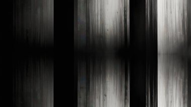 Mekanın boş kısmı ve siyah duvar arka planı. Ürün gösterimi için spot ışıkları