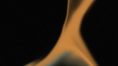 Koyu arkaplan üzerinde soyut eğimli turuncu yangın. Koyu kumlu gürültü. Pankart, duvar kağıdı, arkaplan için uygun bulanık doku.