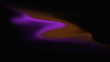 Karanlık gradyan arkaplan üzerinde parlak turuncu ve mor kıvrımlar ve poster için yumuşak kaba doku, arkaplan tasarımı