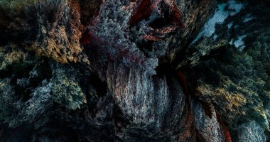 3D görüntüleme. Keskin kenarlı taş ya da kaya dokusu. Tasarımınız için arkaplan.