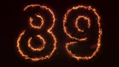 89 numara neon ışığı altında..