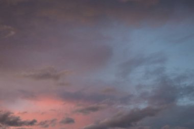 Güzel gün batımı gökyüzü bulutlu