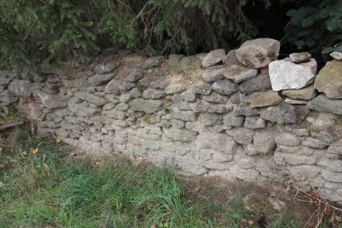 Parktaki eski taş duvar.