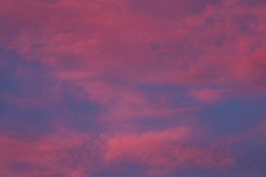 Bulutlarla kaplı güzel gün batımı gökyüzü