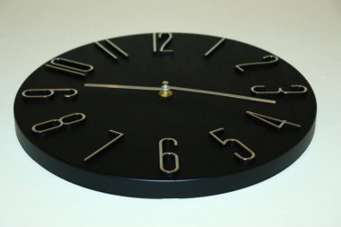 beyaz duvar arka plan üzerinde saat