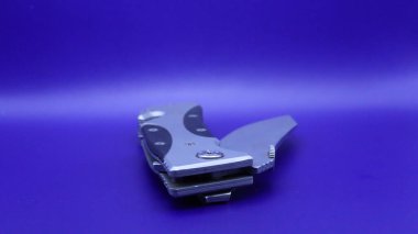 Bir elektrikli zımbanın stüdyo fotoğrafı.