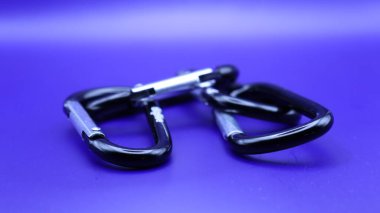 Siyah zemin üzerinde metal zincir